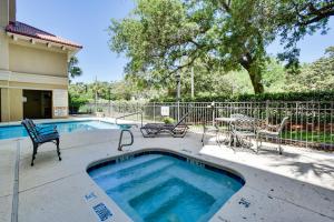 Πισίνα στο ή κοντά στο 760 Ocean Blvd. #203