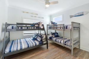 two bunk beds in a room with a ceiling at Island Attitude in Saint Simons Island +27 photos