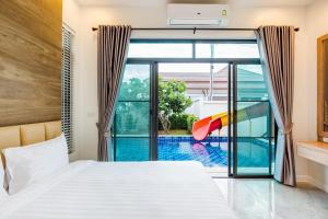 Ban Bo Fai (1)にあるVilla Me&you4のベッドとプールのある寝室 +68枚の写真