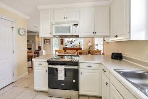 Η κουζίνα ή μικρή κουζίνα στο 162 Toluca Lane