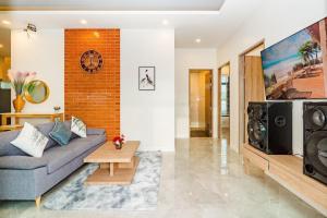 Ban Bo Fai (1)にあるVilla Me&you4のソファとテレビのあるリビングルーム