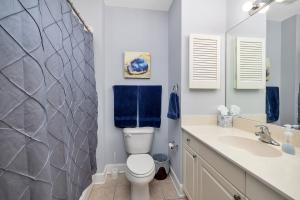een badkamer met een toilet en een wastafel bij Windward Point 106 in Saint Simons Island