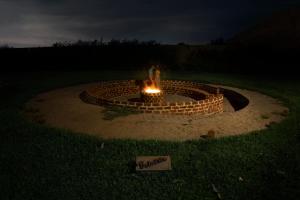 eine Feuerstelle mitten im Garten in der Nacht in der Unterkunft DE SOL Y BARRO Moche Trujillo in Trujillo