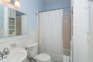 een badkamer met een toilet, een wastafel en een douche bij Island Breeze in Saint Simons Island