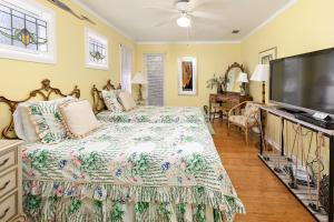 TV a/nebo společenská místnost v ubytování Big Oak on Butler