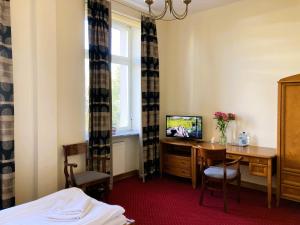 TV a/nebo společenská místnost v ubytování Hotel Łazienkowski