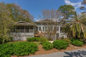 een huis met een palmboom ervoor bij Island Breeze in Saint Simons Island