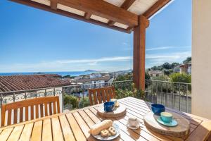 una mesa de madera con vistas al océano en Appartamento Vista Mare, en Santa Maria Navarrese