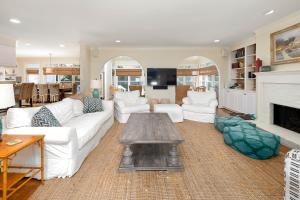 een woonkamer met witte meubels en een open haard bij 2128 Ocean Road in Saint Simons Island