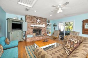 TV a/nebo společenská místnost v ubytování Leapin' Lizard Cottage