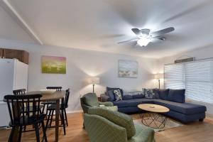 sala de estar con sofá azul y ventilador de techo en 1058 Sherman Ave, en Saint Simons Island