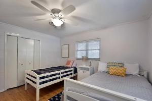1 dormitorio con 2 camas y ventilador de techo en 1058 Sherman Ave, en Saint Simons Island