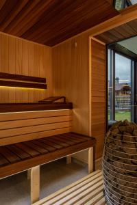 eine leere Sauna mit einer Bank und einem Fenster in der Unterkunft Didukh Eco Hotel&Spa in Bukowel