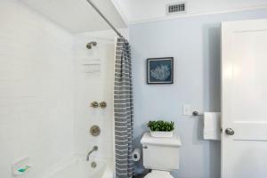 un bagno con vasca, WC e doccia di Catherine Cottage a East End