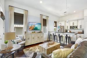 un soggiorno con un divano e un tavolo di Catherine Cottage a East End