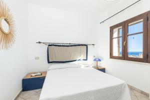 サンタ・マリア・ナヴァッレゼにあるAppartamento Vista Mareの白いベッドルーム(ベッド1台、窓付)