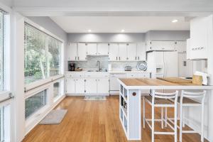 una cucina con armadi bianchi e una grande isola di Fairway Villa #410 a Saint Simons Island