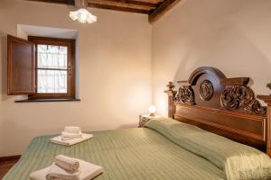 1 dormitorio con 1 cama con toallas en Agriturismo Fadanelli - Il Forno en Lamporecchio
