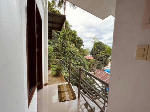 - une vue sur un escalier depuis une maison dans l'établissement Brenmariel Tourist Inn, à El Nido