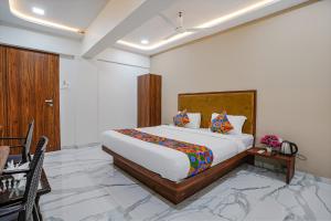 ムンバイにあるFabHotel New 7 Starのベッドルーム1室(大型ベッド1台付)