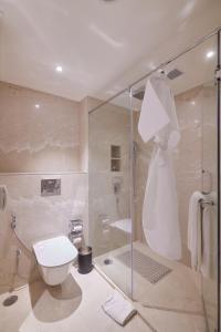 Ein Badezimmer in der Unterkunft Taj Deccan