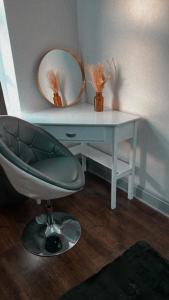 a white desk with a chair and a mirror at Dalston 1 bedroom flat in London