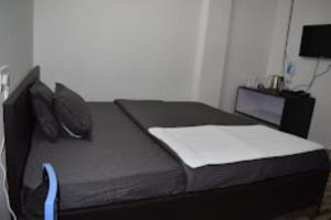 En eller flere senge i et værelse på Hotel 7 Eleven Dirang