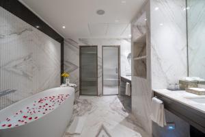 Ein Badezimmer in der Unterkunft Taj Deccan