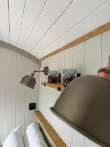 Private and peaceful stay in a Luxury Shepherds Hut near Truro客房内的一张或多张床位