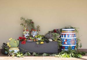ノート・マリーナにあるhiresicily - Casale della Pergolaの頭蓋骨と果物を盛り付けたテーブル