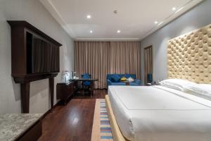 Ein Bett oder Betten in einem Zimmer der Unterkunft Taj Deccan