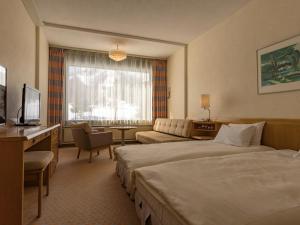 山之內的住宿－下高井東王子酒店，酒店客房带两张床和一个客厅