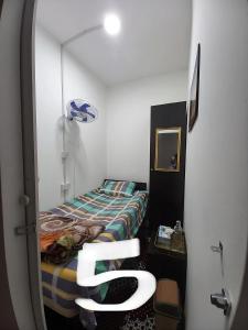 ein Schlafzimmer mit einem Bett mit einem Schild im Spiegel in der Unterkunft oNLY MALE GENDER ROYAL LUXURY PARTITION SMALL ROOM in Abu Dhabi