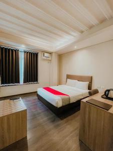 een slaapkamer met een groot bed in een kamer bij Airo Hotel Manila in Manilla
