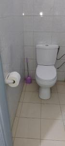 ein Bad mit einem WC und einer Rolle Toilettenpapier in der Unterkunft ADOUFE in Cotonou