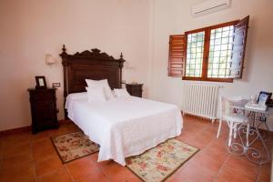 a bedroom with a white bed and a table at Casa de La Campana in Cieza +38 photos