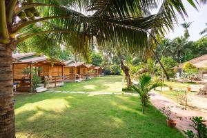 een uitzicht op een resort met een palmboom bij Rockit Cafe & Stay in Palolem