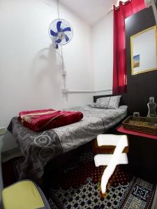 ein Schlafzimmer mit einem Bett mit einem Fußballball an der Wand in der Unterkunft oNLY MALE GENDER ROYAL LUXURY PARTITION SMALL ROOM in Abu Dhabi