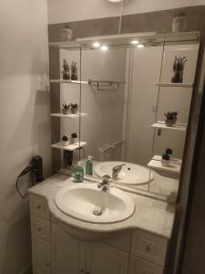 a bathroom with a sink and a mirror at Grand appartement de charme calme et lumineux parking compris in Aix-en-Provence