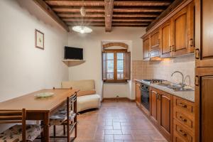 uma cozinha com uma mesa e uma sala de jantar em Agriturismo Fadanelli - Il Granaio em Lamporecchio