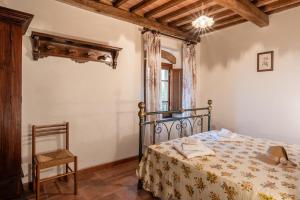 ランポレッキオにあるAgriturismo Fadanelli - Il Granaioのベッドルーム1室(ベッド1台、椅子付)