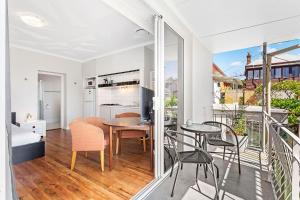 Cette chambre dispose d'un balcon avec une table et des chaises. dans l'établissement Urban Studio, Steps From Fremantle's Heart, à Fremantle