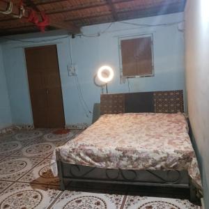 Tempat tidur dalam kamar di Kokane International Tourism Farm House Junnar Malshej