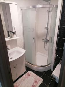 een witte badkamer met een douche en een wastafel bij Marina 1 in Antalya