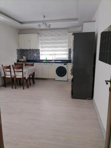 een keuken met een zwarte koelkast en een tafel bij Marina 1 in Antalya