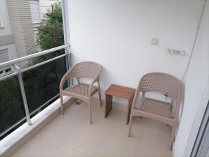 2 stoelen en een tafel op een balkon bij Marina 1 in Antalya