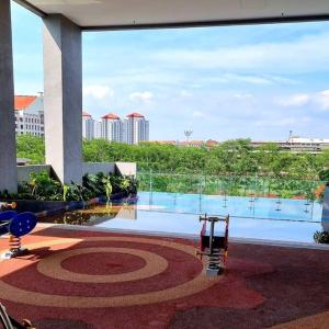 vista sulla piscina da un edificio di Bell Suite a Sepang