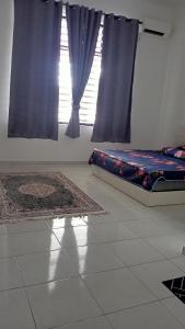 1 dormitorio con 1 cama y una ventana con cortinas azules en Homestay Al Qamar Kempadang, en Kuantan