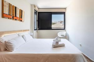 バレンシアにあるExclusive Museumのベッドルーム(大きな白いベッド1台、窓付)