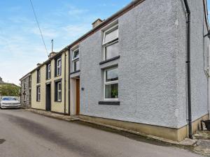 a white building on the side of a street at 2 bed in Tregaron 89010 in Tregaron